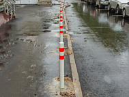 Установка бетонируемых столбиков на границе пешеходной и проезжей части