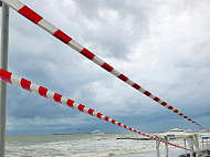 Ограждение территории пляжа на время шторма оградительной сигнальной лентой