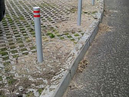 Монтаж столбиков для парковки бетонируемых для разделения тротуара и дороги 