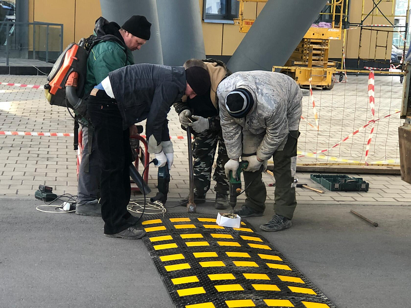 Процесс установки резинового лежачего полицейского ИДН-900