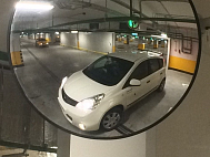 Зеркало сферическое в подземном паркинге для обеспечения видимости в в слепых зонах