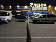 Разделение парковочных мест у гипермаркета «Лента» с помощью дорожных делиниаторов 