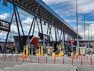 Подъезды к терминалам аэропорта Шереметьево, оборудованные гибкими столбиками