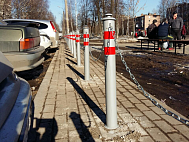 Разделение проезжей и пешеходной части бетонируемыми парковочными столбиками