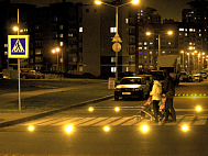 Пешеходный переход, обозначенный дорожными светоотражателями для видимости в темное время суток