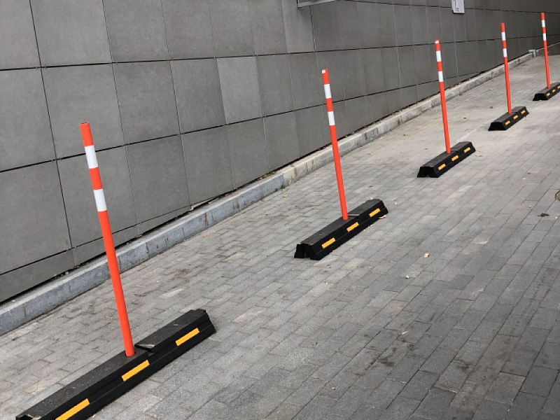 Колесоотбойники с вехами оградительными для обозначения полос движения 