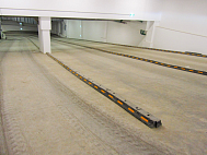 Обозначение полос движения подземного паркинга дорожными разделителями