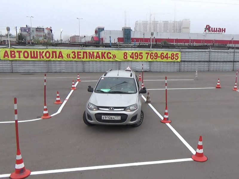 Маркировка площадки для обучения вождению с помощью сигнальных вех