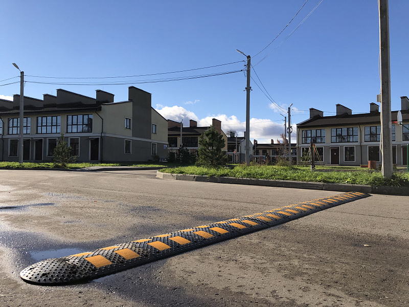 Лежачий полицейский ИДН-500 резина в жилом квартале Лежачий полицейский ИДН-500 резина в жилом квартале