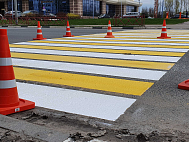 Нанесение разметки пешеходного перехода дорожной краской-эмалью