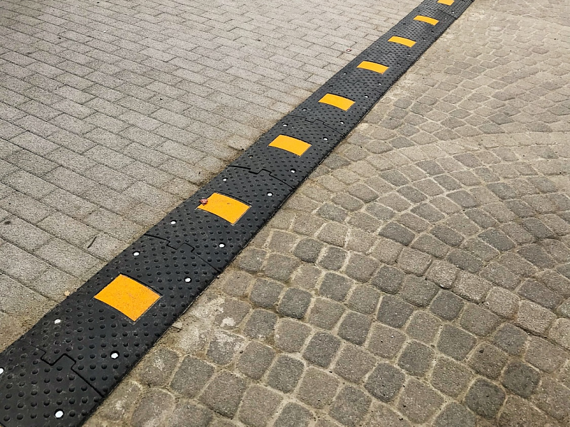 Искусственная дорожная неровность в пешеходной зоне для снижения скорости самокатов и велосипедов