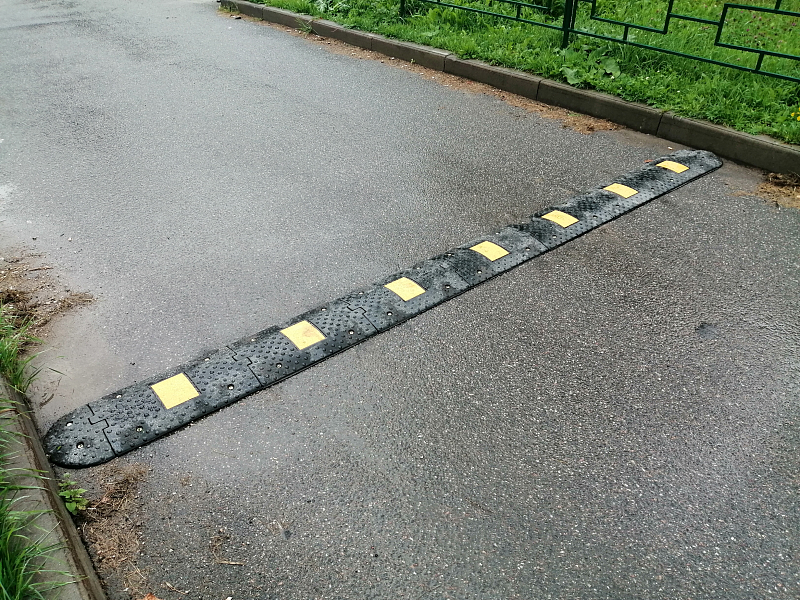 Ограничения движения транспорта на дворовой территории с помощью ИДН-300