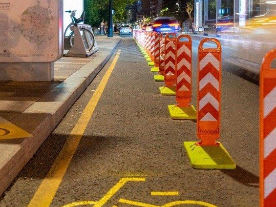 Обозначение велодорожки полимерпесчаными делиниаторами