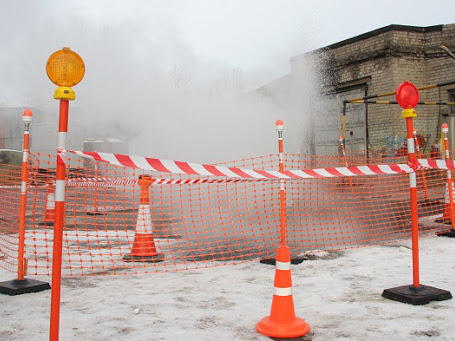 Обозначение участка ремонтных работ с помощью конусов с вехами