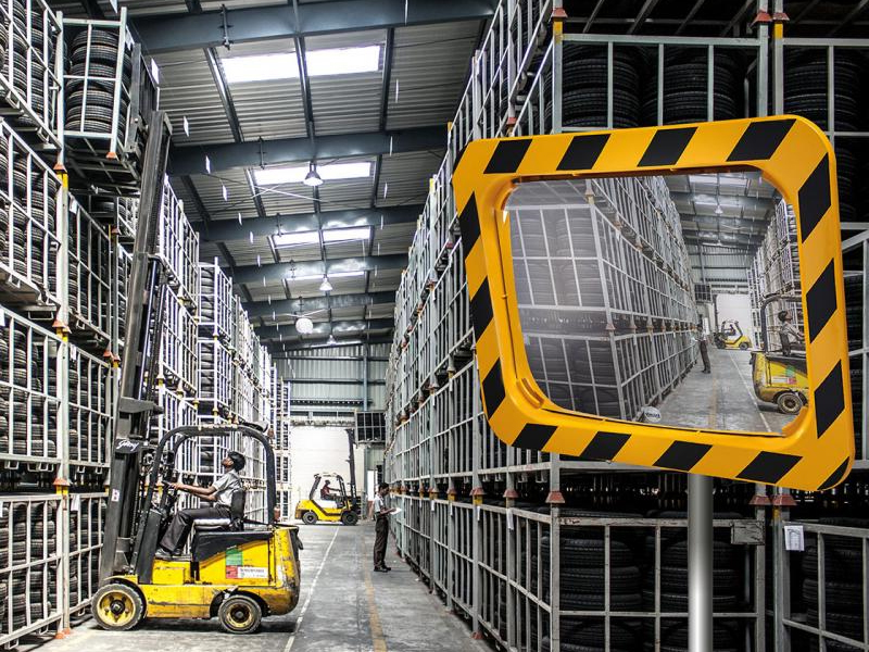 Промышленное индустриальное зеркало на предприятии